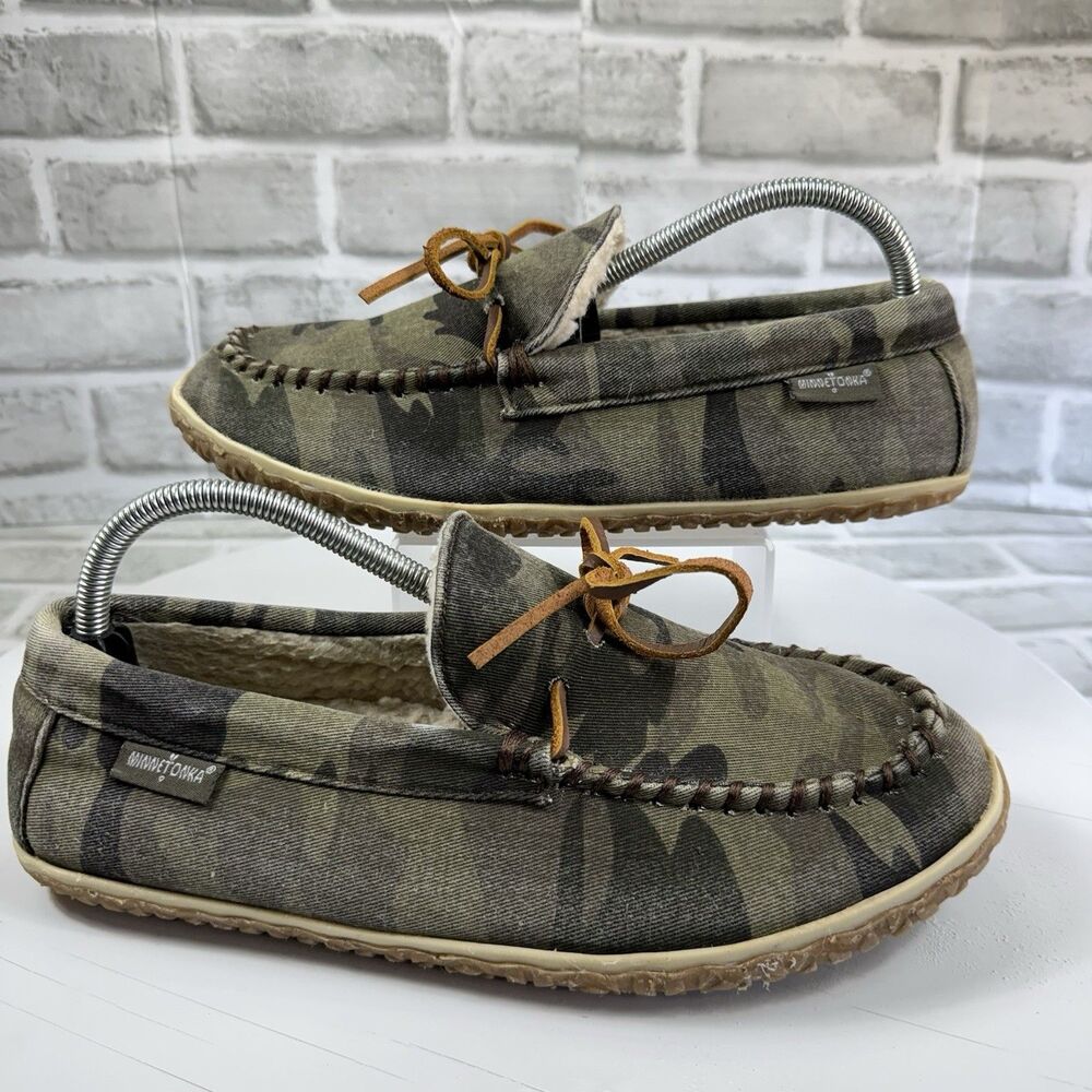 Minnetonka Men's Size 10 Fleece Lined Hard Sole Camo Green Sipper Comfort Shoes